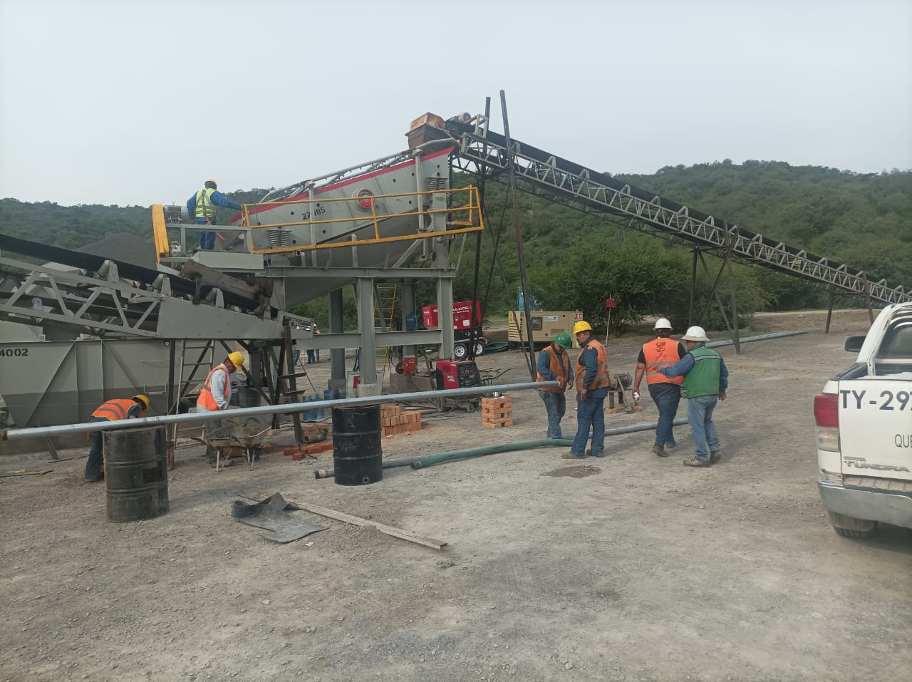 Equipo de obra reunido durante el montaje del sistema